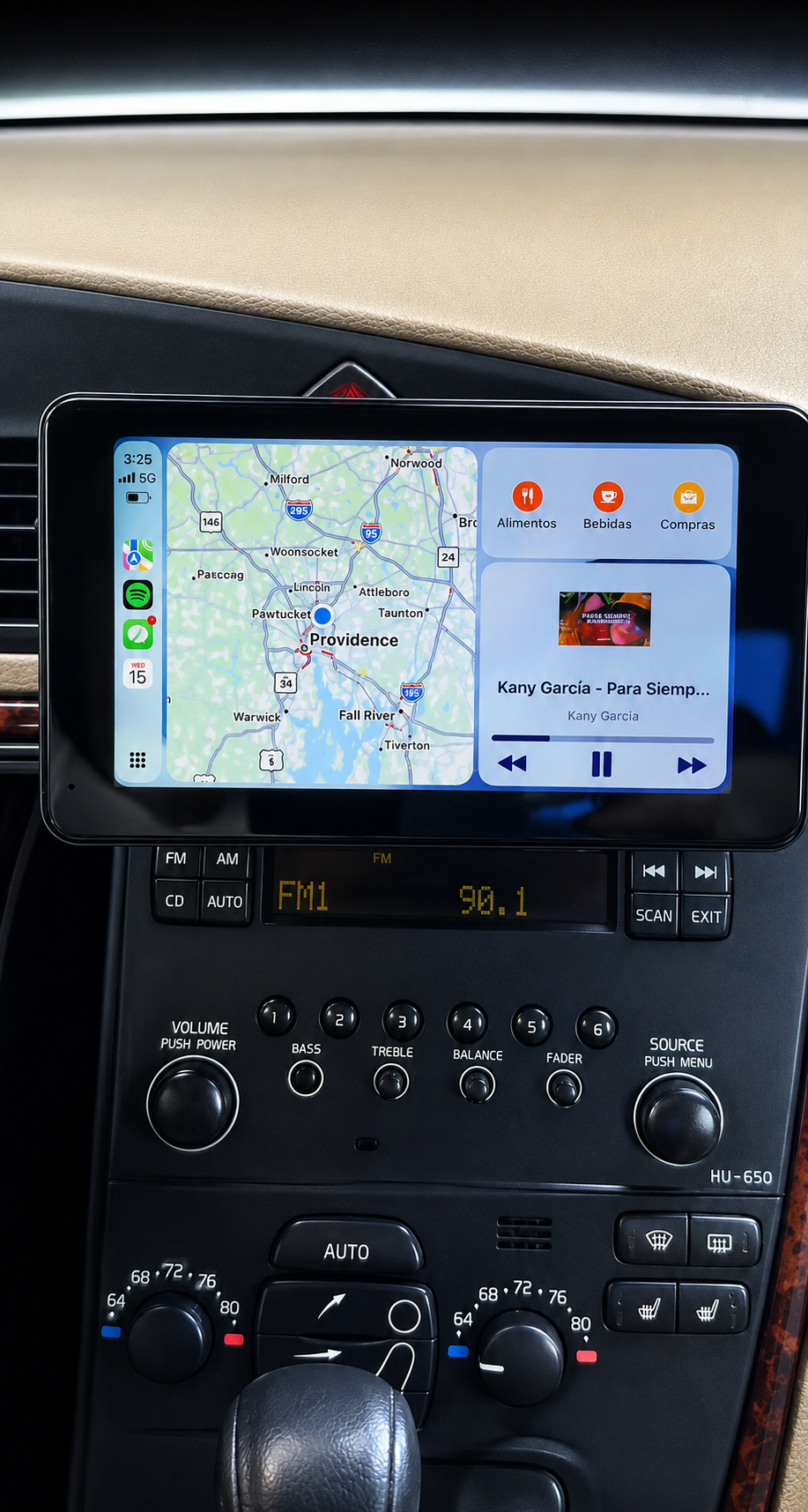 Salpicadero con la pantalla AutoVisor instalada, mostrando el mapa y la música